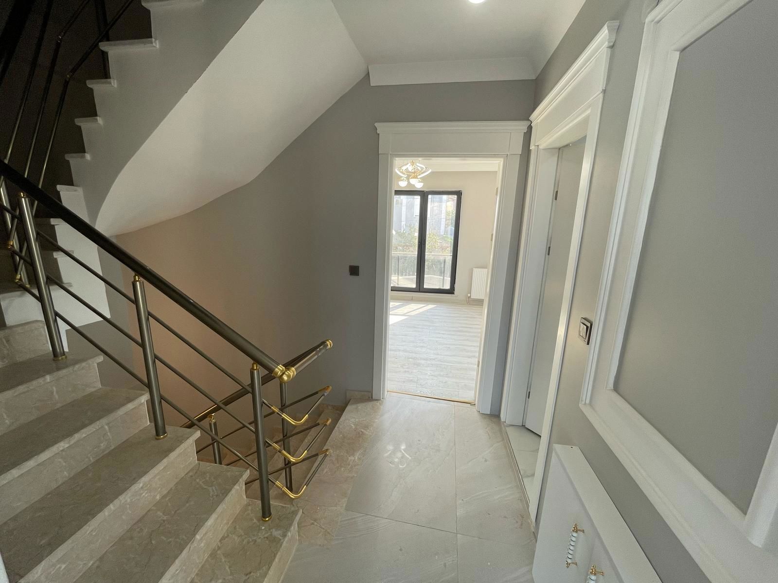 YENİCE'DE,PANOROMİK DENİZ MANZARALI,4+1 SATILIK 4 KATLI VİLLA