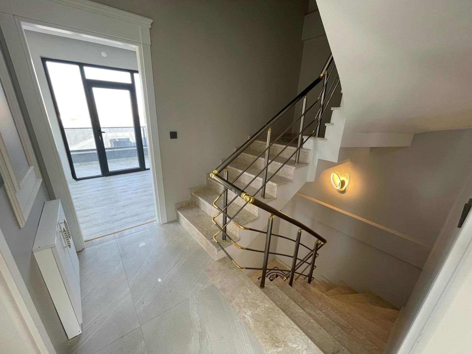 YENİCE'DE,PANOROMİK DENİZ MANZARALI,4+1 SATILIK 4 KATLI VİLLA