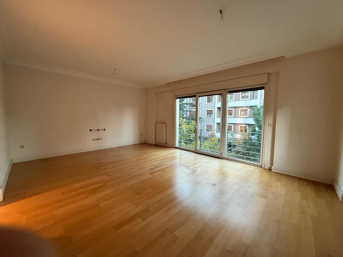 BAĞDAT CADDESI VE SAHIL ARASI GENÇ BINADA 3+1 GENIŞ DAIRE