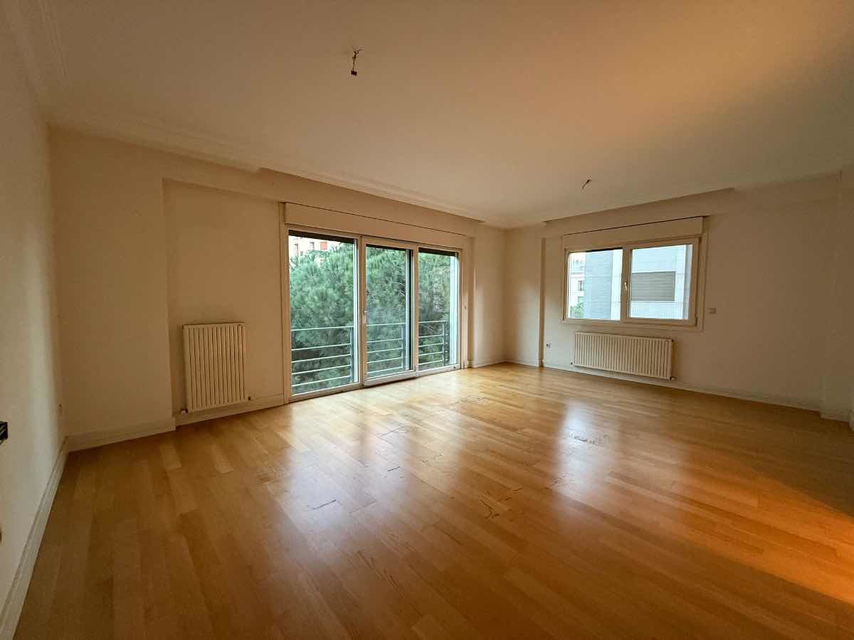 BAĞDAT CADDESI VE SAHIL ARASI GENÇ BINADA 3+1 GENIŞ DAIRE