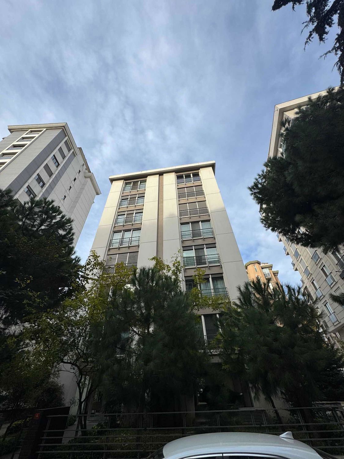 BAĞDAT CADDESI VE SAHIL ARASI GENÇ BINADA 3+1 GENIŞ DAIRE