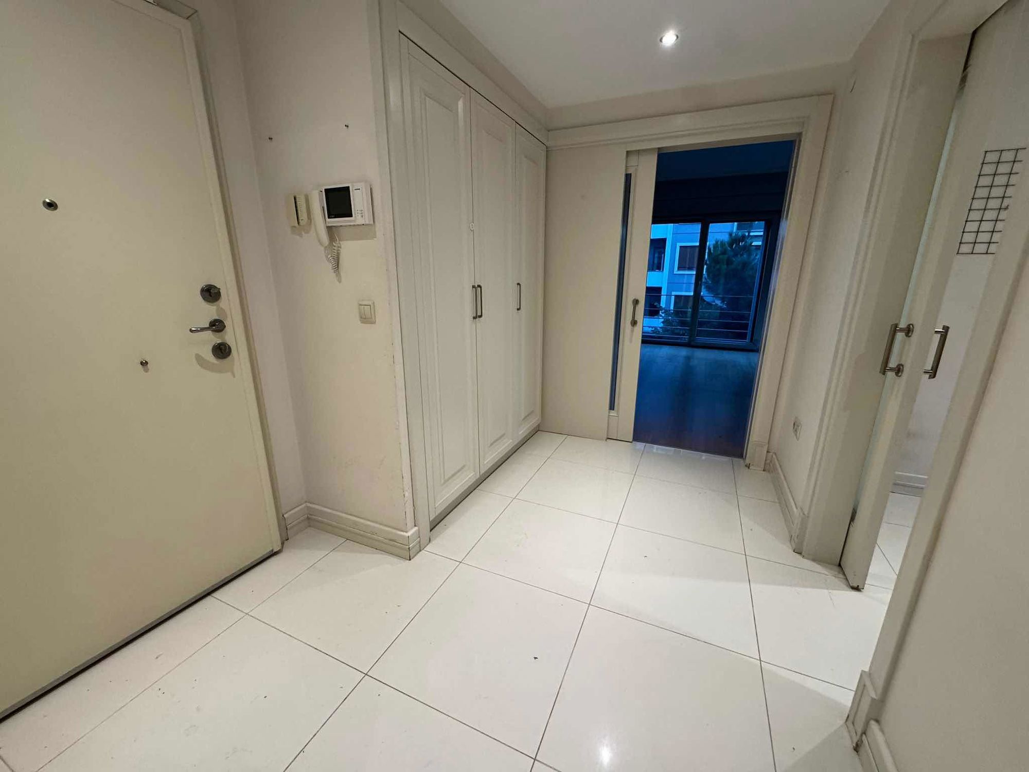 BAĞDAT CADDESI VE SAHIL ARASI GENÇ BINADA 3+1 GENIŞ DAIRE