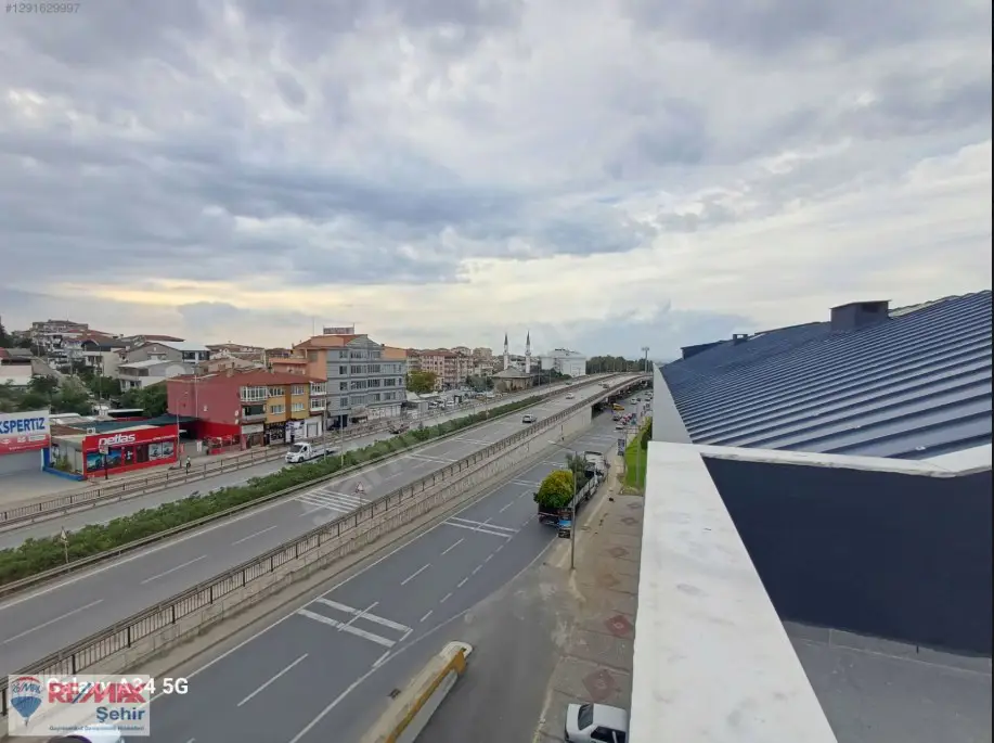 REMAX YALOVA DAN BURSA YOLUNA CEPHE KIRALIK OFISLER