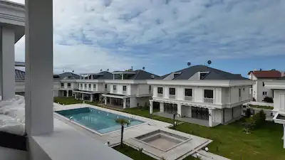 DOĞA VİLLALARI’NDA HAVUZLU LÜKS SİTEDE 4+1 VİLLA