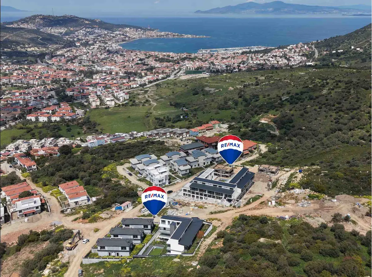 YENI FOÇA'DA HAVUZLU SITEDE SATILIK 2+1 DUBLEKS BAHÇELI DAIRE
