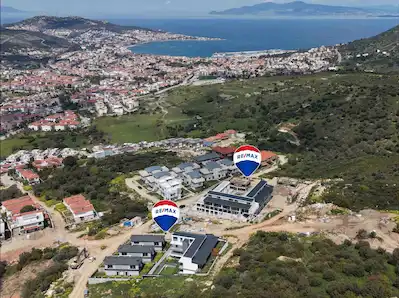 YENI FOÇA'DA HAVUZLU SITEDE SATILIK 2+1 DUBLEKS BAHÇELI DAIRE