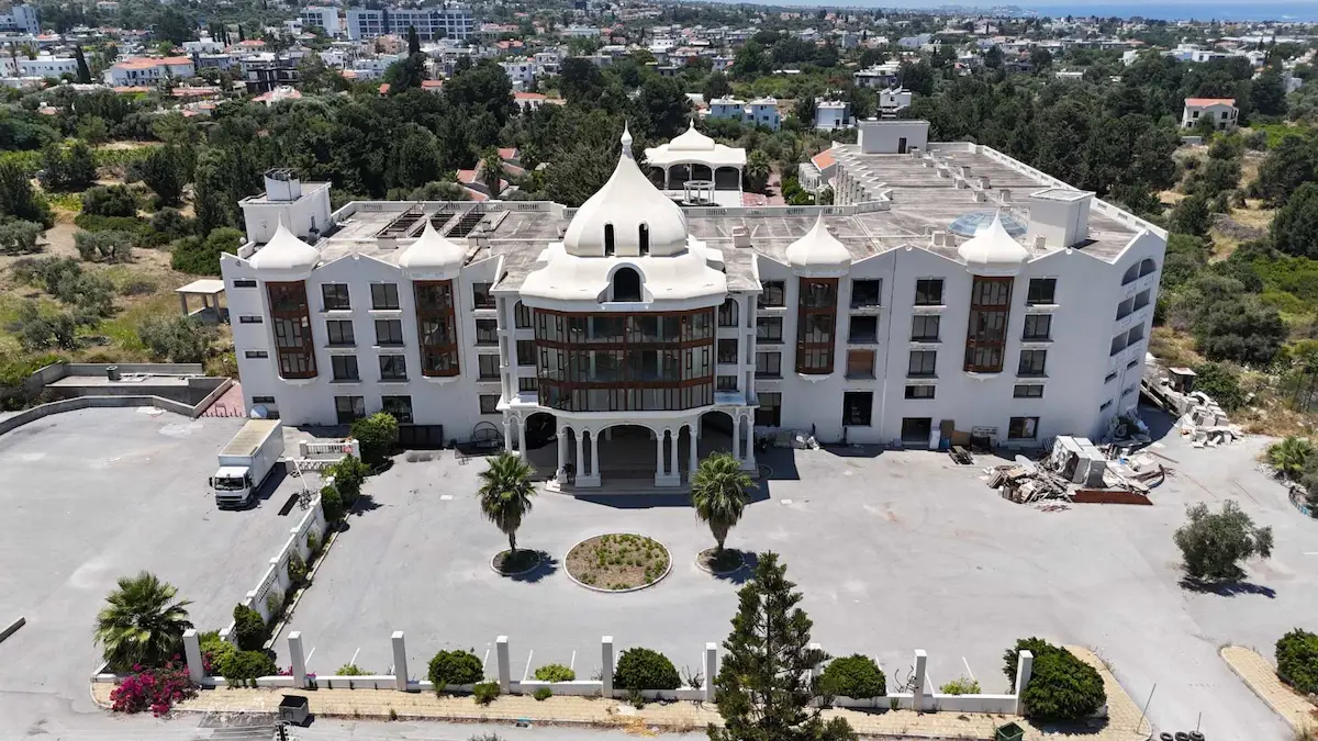 KUZEY KIBRIS’IN GÖZDE TURIZM BÖLGESINDE 5 YILDIZLI LÜKS SATILIK OTEL 