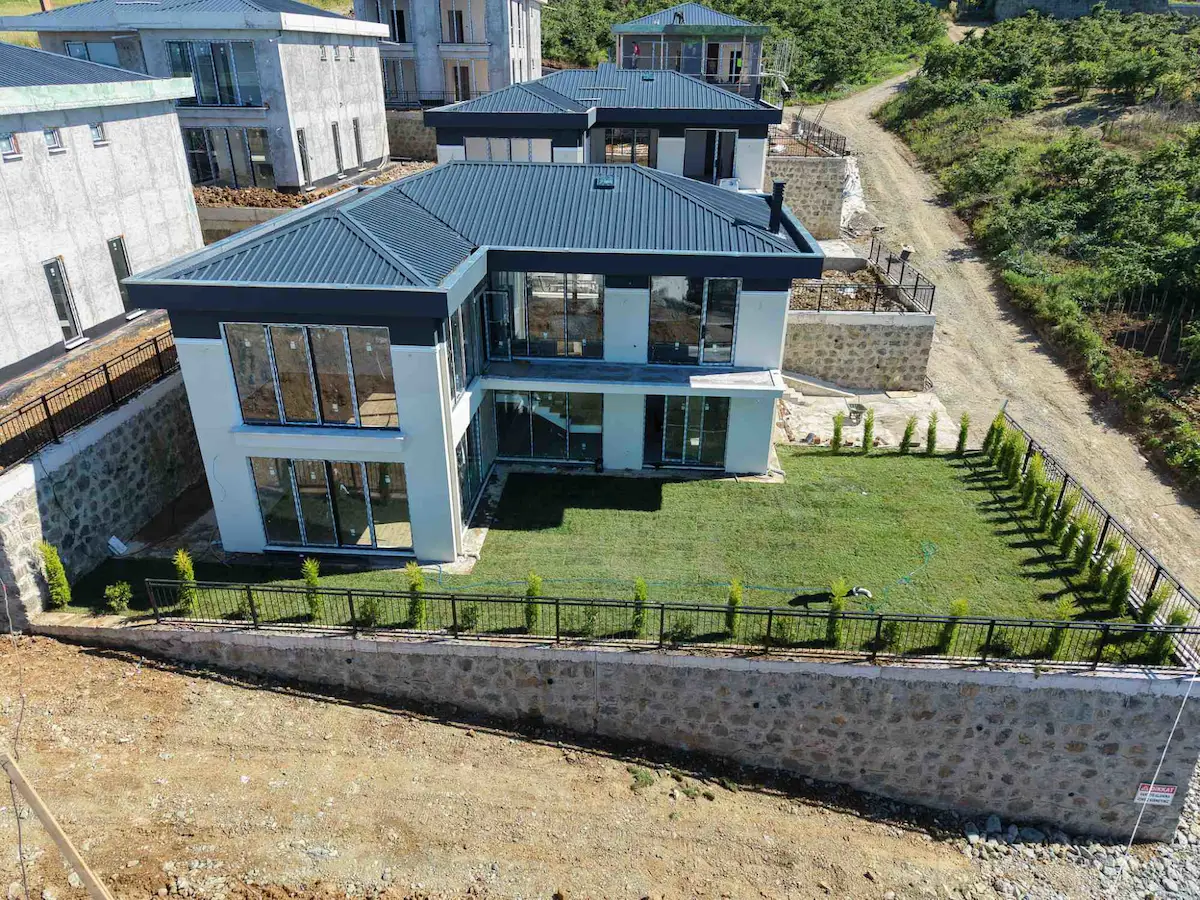 BULANCAK TALİPLİ'DE DENİZLE BÜTÜNLEŞEN PRESTİJLİ MÜSTAKİL VİLLA