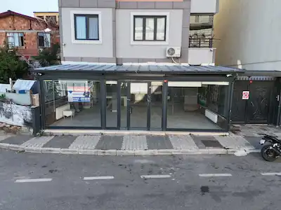 SULTANBEYLİ FATİH MAHALLESİ ANA CADDE ÜZERİNDE 140 M² KİRALIK DÜKKAN