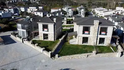 REMAX YELKEN'DEN SIĞACIKTA SATILIK İKİZ TAŞ VİLLA