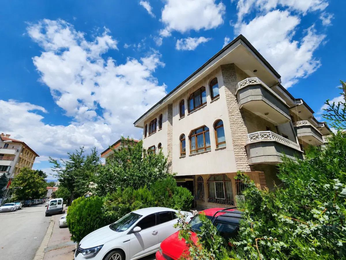 ÇANKAYA GOP BÜYÜKESAT ÇEHRE SOKAK'TA SATILIK 3+1 DAİRE