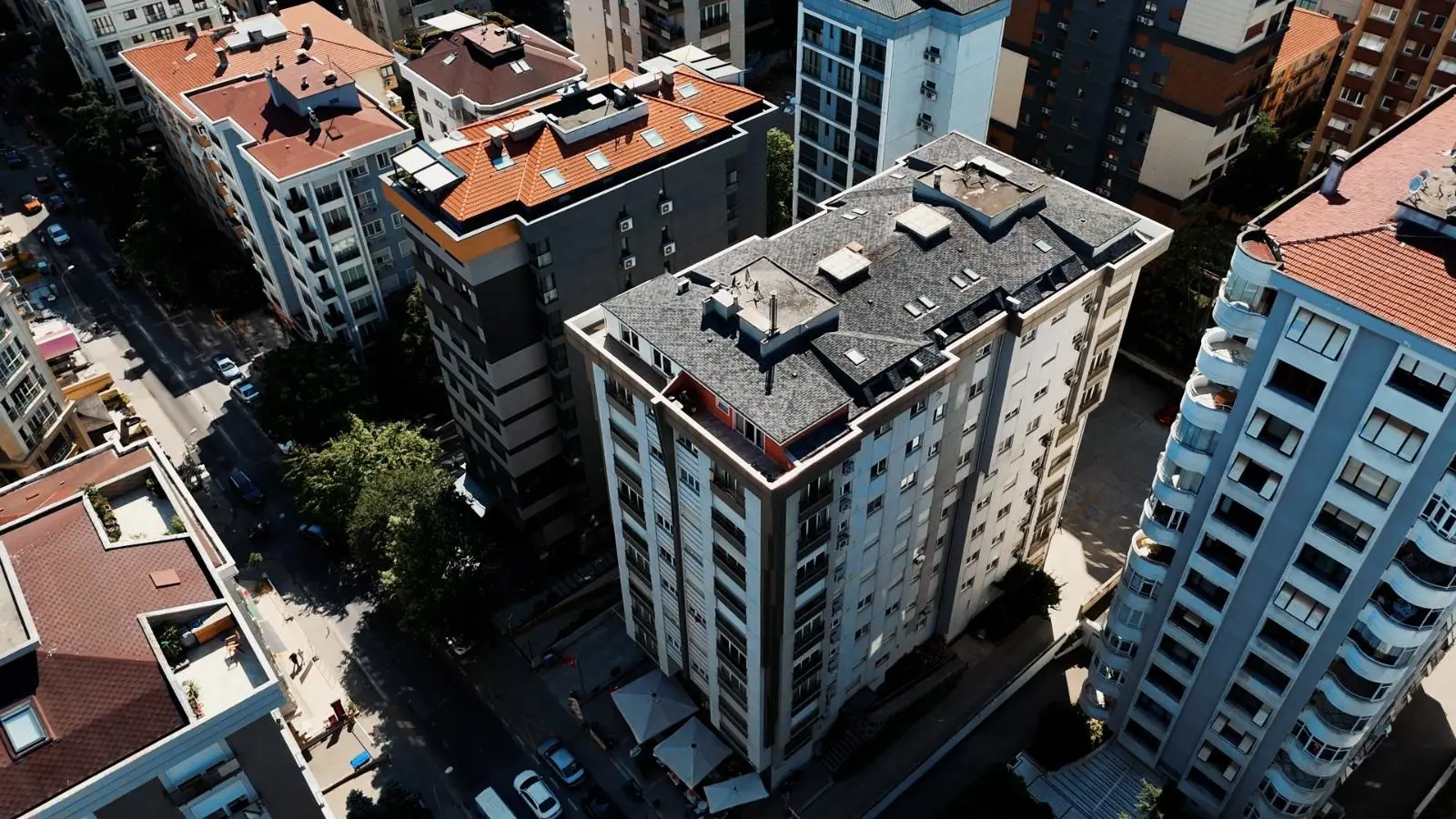 BAĞDAT CADDESI’NE 250 METRE 7 YILLIK BINADA FULL YENILENMIŞ TERASLI VE KISMI ADALAR MANZARALI LÜ