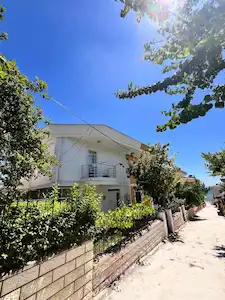 SİLİVRİ GÜMÜŞYAKA BEYAZ SARAY TATİL SİTESİ’NDE TADİLATLI 3+1 İKİZ VİLLA 