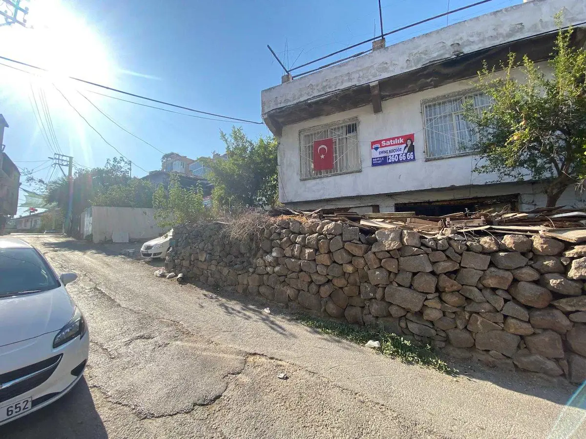 BAYRAKLI'DA YOLA CEPHELI MÜSTAKIL PARSEL 493 M2 SATILIK ARSA