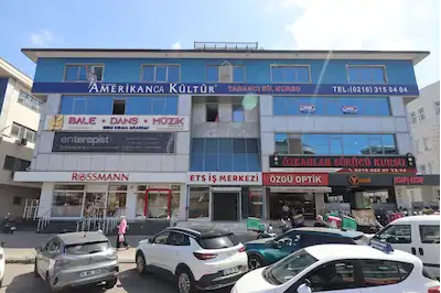 BOSNA BULVARI ANA CADDE DE KÖŞE TABELA DEĞERİ YÜKSEK BİR ÇOK İŞE UYGUN KİRALIK