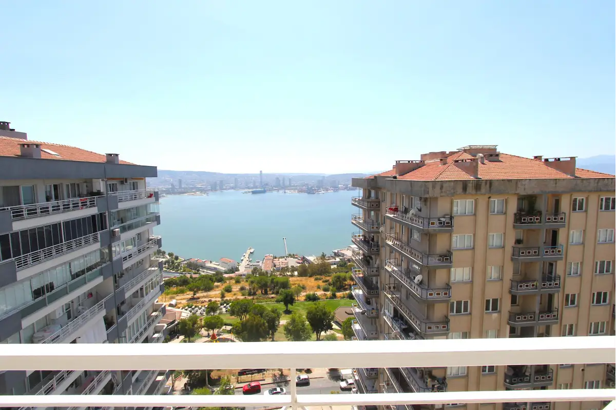 BAYRAKLI YEŞİL SİTEM PANORAMİK DENİZ MANZARALI KIRALIK 3+1 DAİRE