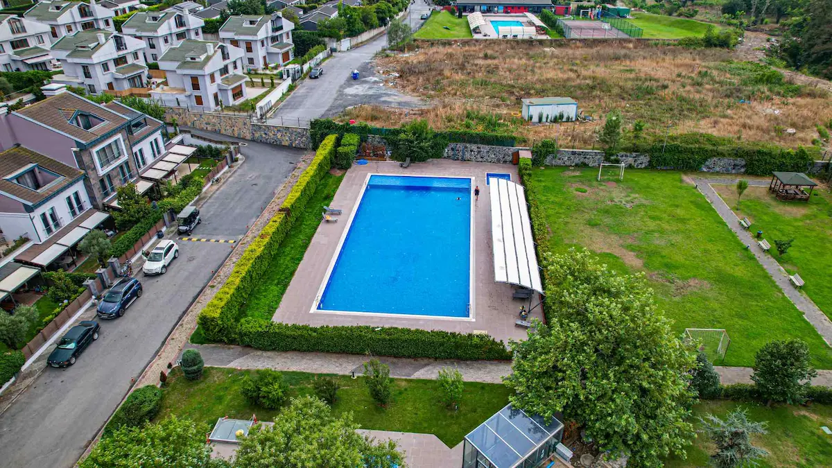 USKUMRUKÖY GÜNEY KASABA EVLERİ KİRALIK BAHÇE DUBLEKS