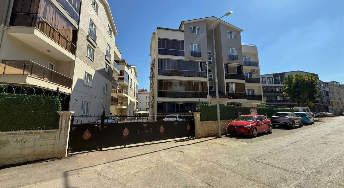 REMAX BEYAZ ÇALI MERKEZDE SİTE İÇİ GENİŞ BAKIMLI 2+1 DUBLEKS DAİRE