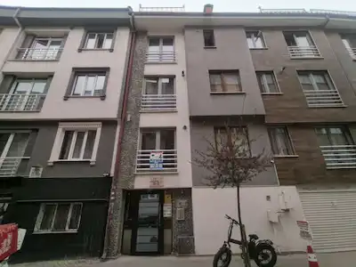 RE/MAX MOD'DAN COLLESİUM SOKAĞI BAŞINDA KİRALIK 1+1 DAİRE