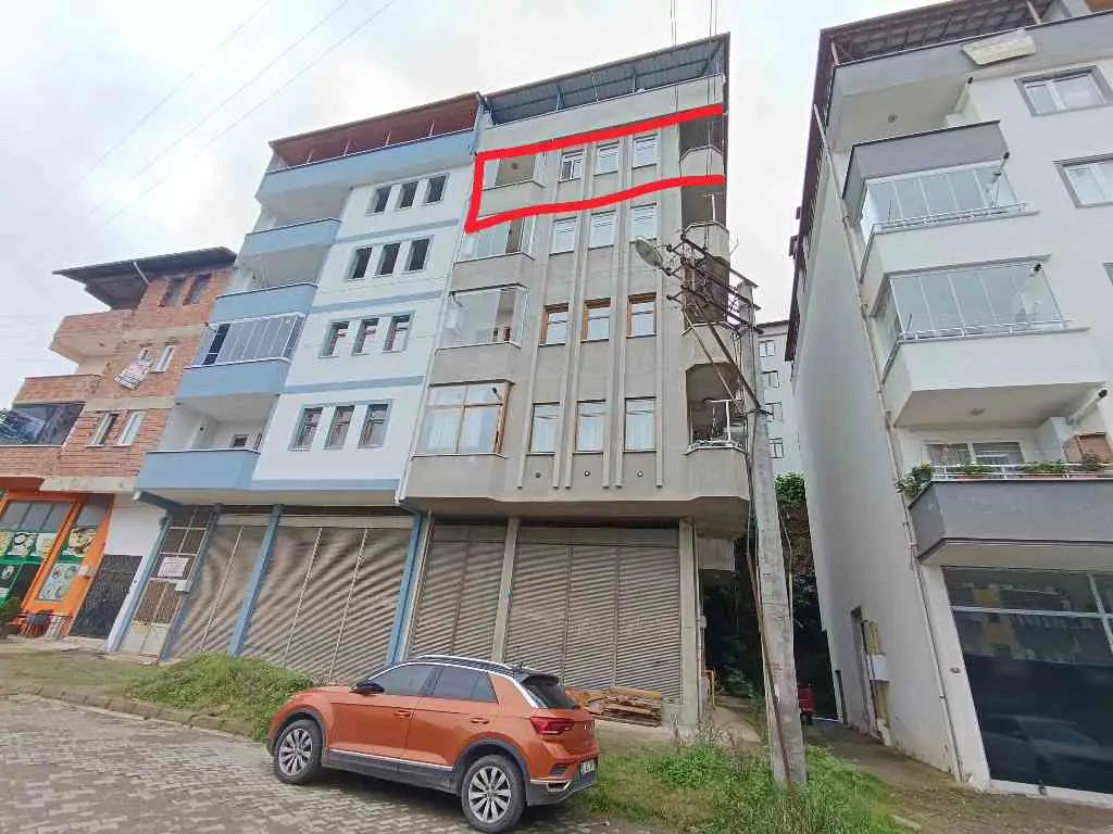 YOMRA SANCAK MAHALLESİ'NDE DENİZ MANZARALI ANAYOLA YAKIN DOĞALGAZLI 3+1