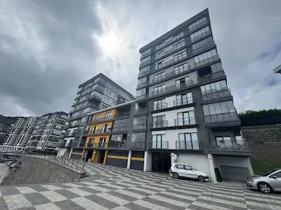 BEŞIRLI 'DE DENIZ MANZARALI GENIŞ BALKON SITE İÇI KIRALIK DAIRE