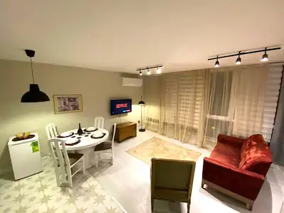 ÜSKÜDAR MERKEZDE CADDE ÜZERİ 1+1 EŞYALI KULLANIMA HAZIR KİRALIK DAİRE
