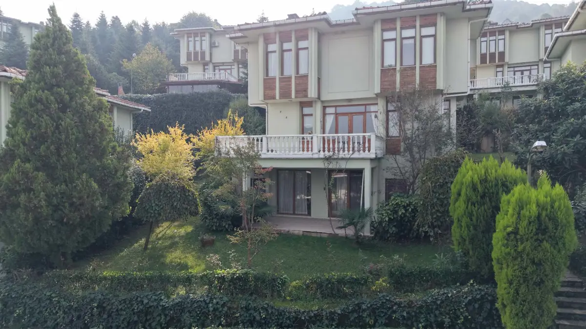 SAPANCA’DA  SİTE İÇİNDE SATILIK MÜSTAKİL VİLLA..