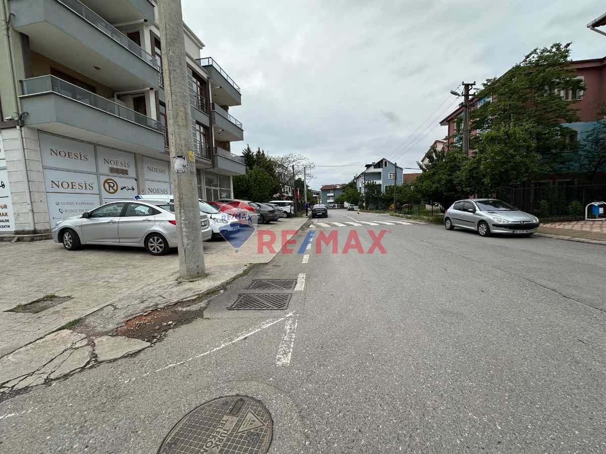 BAŞİSKELE MERKEZDE ANAYOLA YAKIN KIRALIK DÜKKAN