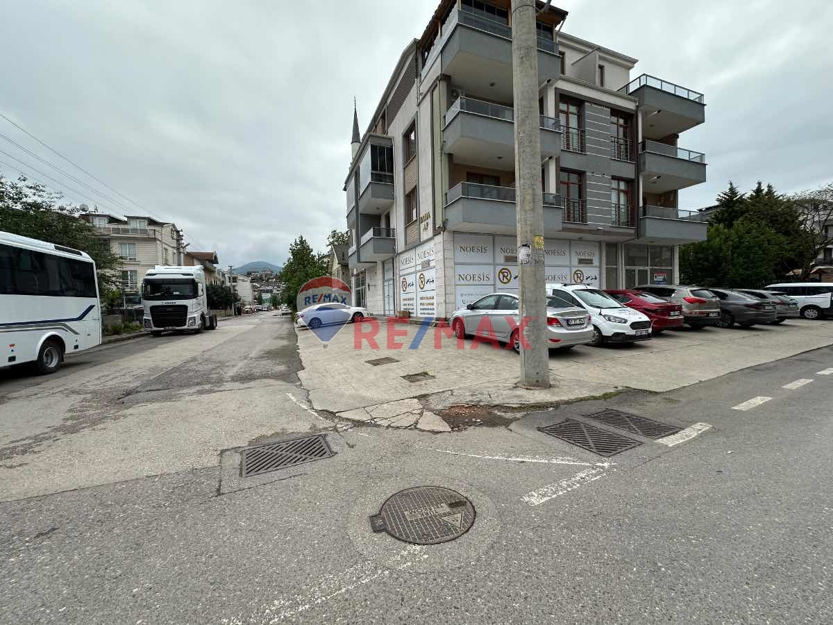BAŞİSKELE MERKEZDE ANAYOLA YAKIN KIRALIK DÜKKAN