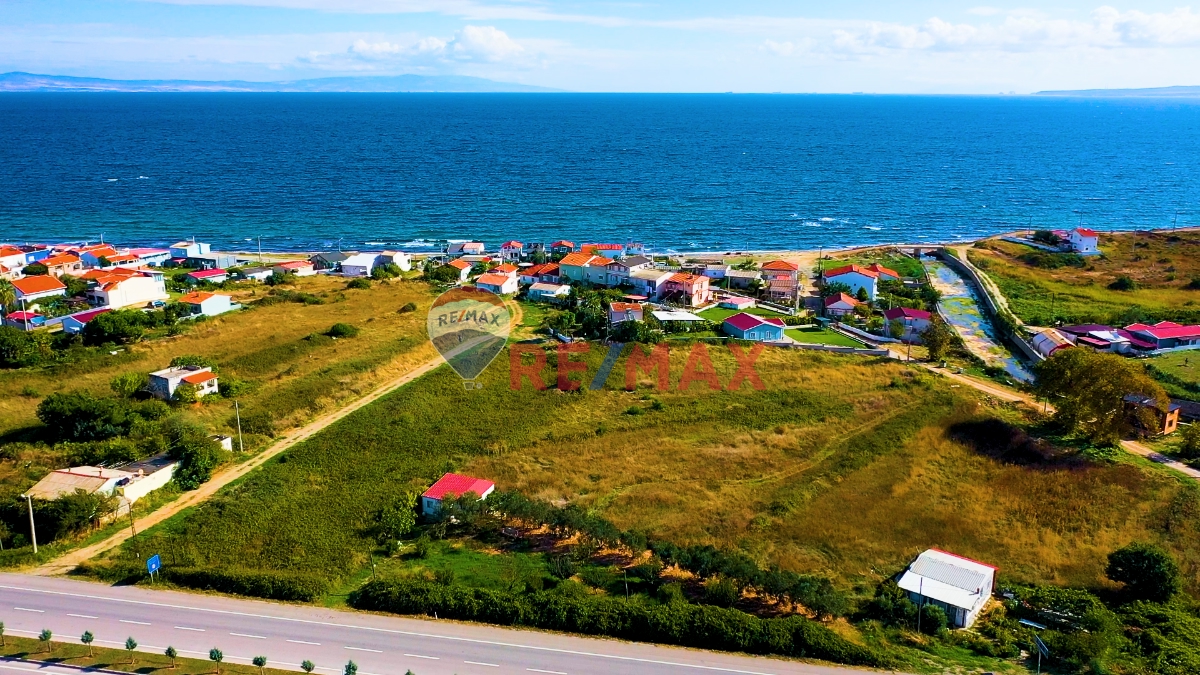 LAPSEKİ DENİZ KENARINDA VİLLA İMARLI ARSA...