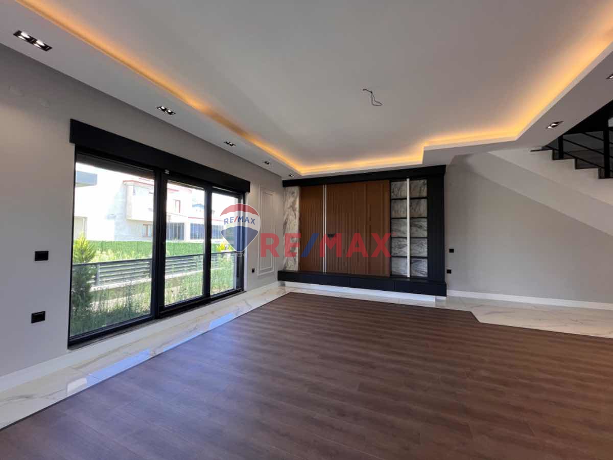 SAMSUN DEREKÖY SITE IÇERISINDE TRIPLEX 4+1 HAVUZLU SATILIK VILLA