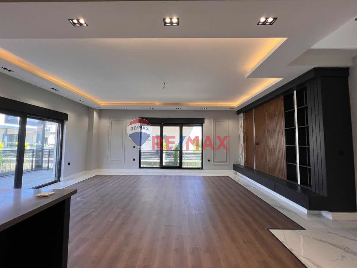 SAMSUN DEREKÖY SITE IÇERISINDE TRIPLEX 4+1 HAVUZLU SATILIK VILLA