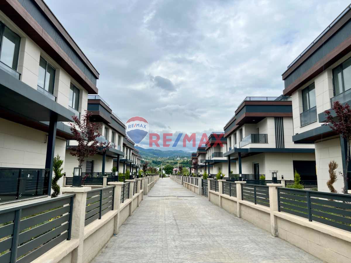 SAMSUN DEREKÖY SITE IÇERISINDE TRIPLEX 4+1 HAVUZLU SATILIK VILLA
