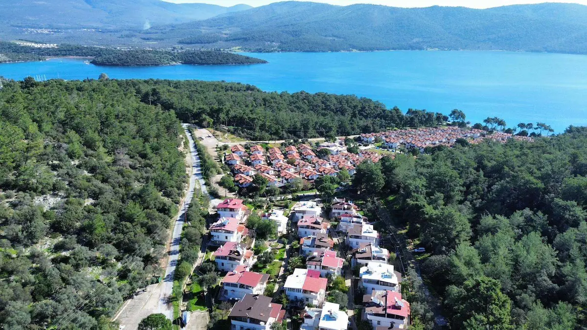 DENİZ VE DOĞA MANZARALI BAHÇELİ İKİZ VİLLA