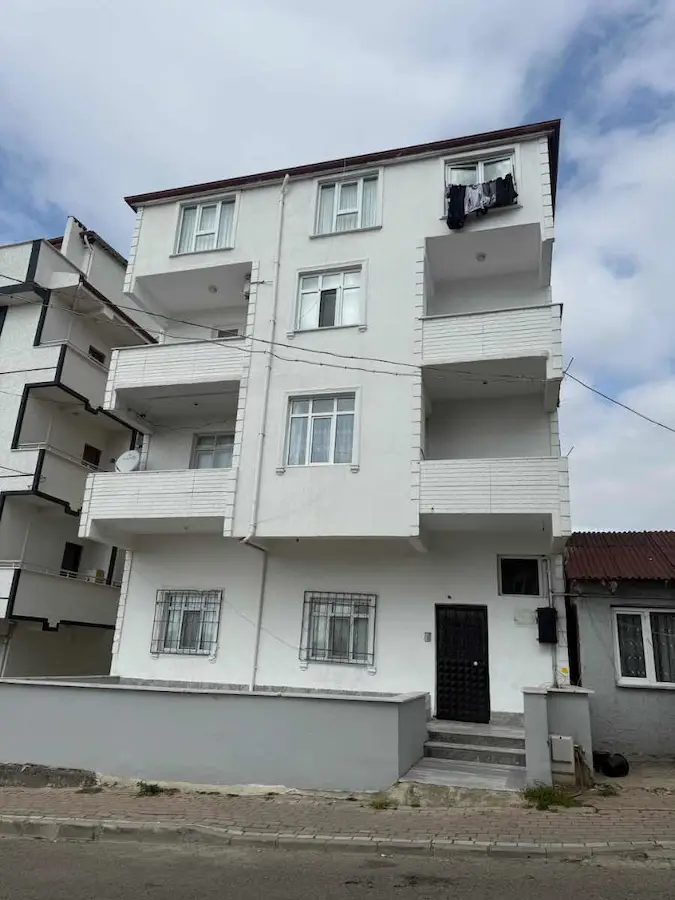 GEBZE BEYLİKBAĞI ULUS MAHALLESİ SATILIK 4 KATLI BİNA VE ARSASI.