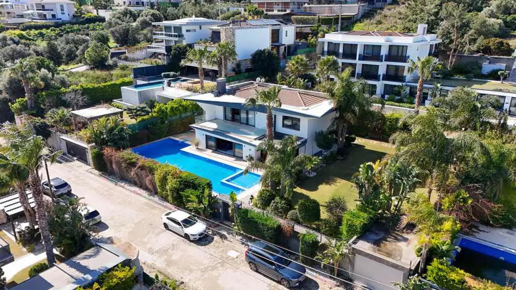 ÇEŞME DALYANDA DENİZ MANZARALI MUHTEŞEM VİLLA