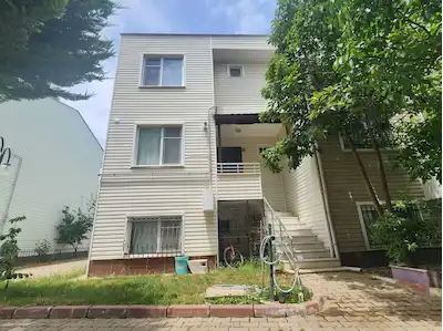 RE/MAX İNCİ'DEN EDREMİT ÜLKÜ YOLUNDA SATILIK 6+1 EŞYALI TRİPLEKS VİLLA