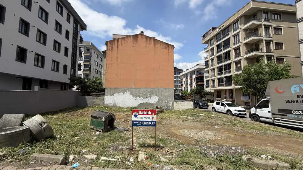 SULTANBEYLİ ADİL MAHALLESİNDE SATILIK 210 M2 ARSA