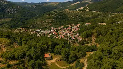 ÇANAKKALE AYVACIK NUSRATLI’DA 5.510 M2 ARSA İÇERİSİNDE SATILIK FIRSAT MÜSTAKİL EV