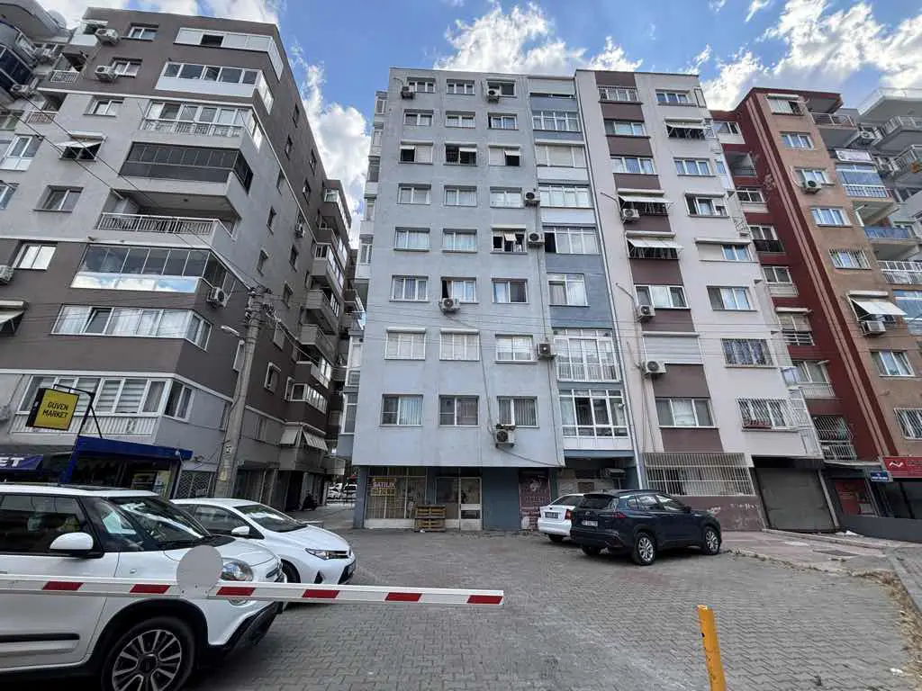 39 EGEPOL HASTANESİ VE ÜÇYOL METRO YAKINI EŞYALI KİRALIK 2+1 DAİRE