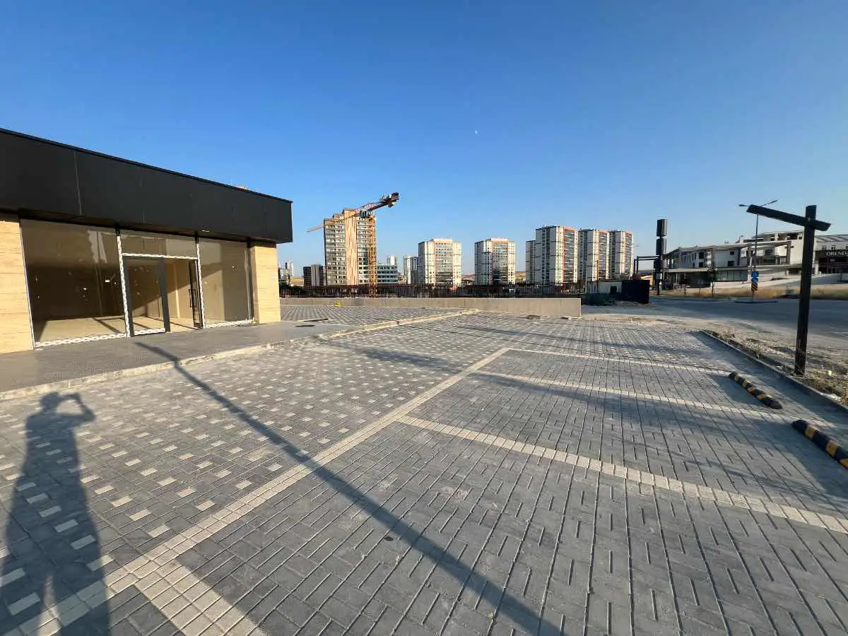 YAŞAMKENT MERKEZDE YÜKSEK VİTRİN CEPHELİ KİRALIK DÜKKAN