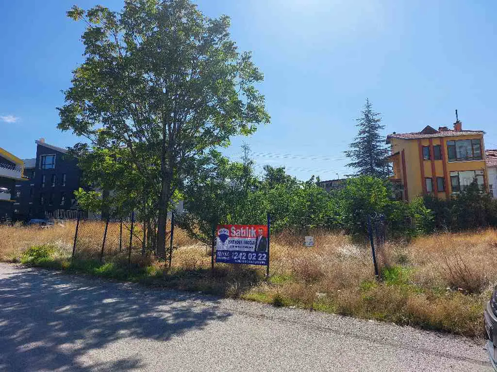 YAŞAMKENTTE ESKİŞEHİR YOLUNA 400 MT 222 M² 0.80 EMSAL ARSA
