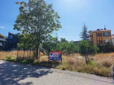 YAŞAMKENTTE ESKİŞEHİR YOLUNA 400 MT 222 M² 0.80 EMSAL ARSA