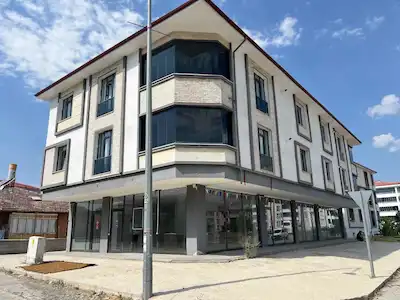REMAX DEM'DEN CADDE ÜZERİ KİRALIK KÖŞE İŞYERİ
