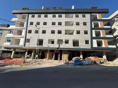 ÇEKMEKÖY MERKEZ MAHALLESİNDE GENİŞ CEPHELİ KİRALIK BÜYÜK MAĞAZA