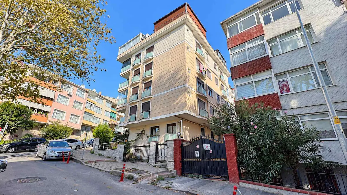 İCADİYE’DE, TEMAŞA SOKAK’TA GENÇ BİNADA 2+1 SATILIK DAİRE