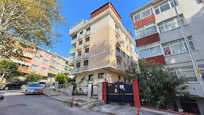 İCADİYE’DE, TEMAŞA SOKAK’TA GENÇ BİNADA 2+1 SATILIK DAİRE