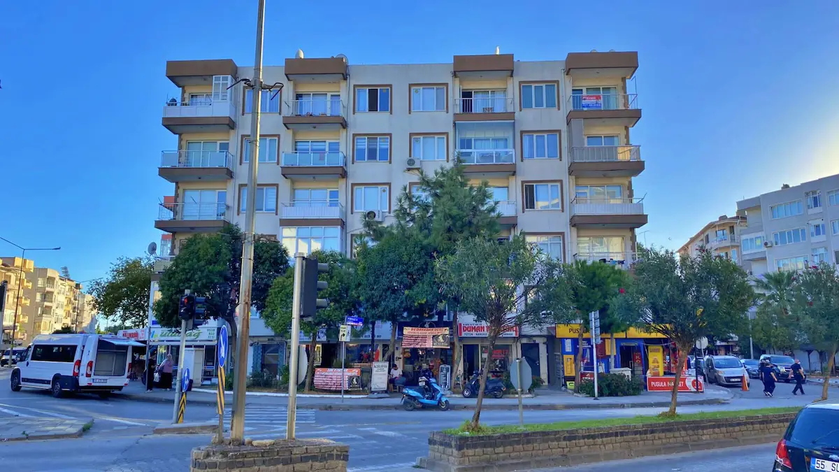 CEVATPAŞA PIRIREISCADDESI KORDON CIVARI 3+1 EŞYALI KIRALIK DAIRE