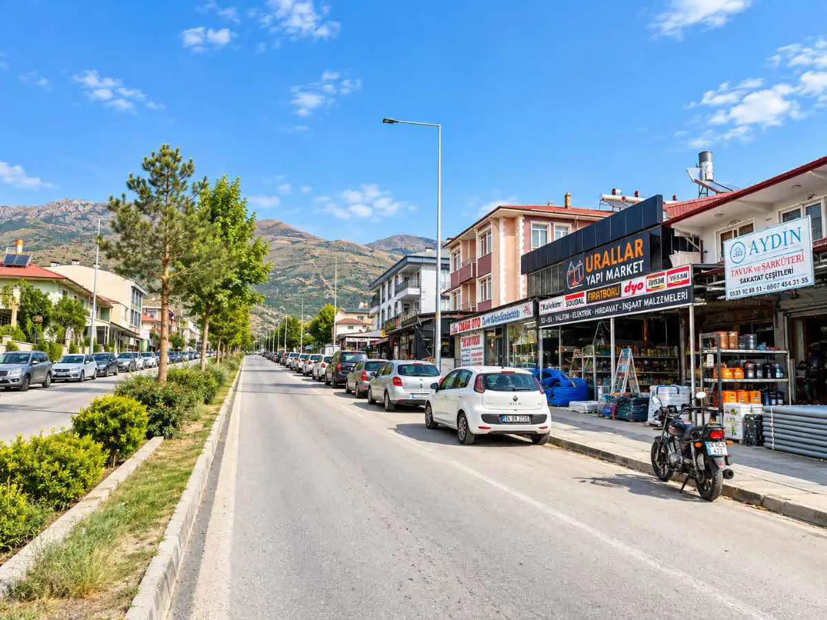 REMAX'DEM DEN ÜZÜMLÜ'DE SATILIK KOMPLE BİNA