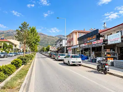 REMAX'DEM DEN ÜZÜMLÜ'DE SATILIK KOMPLE BİNA